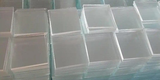 在光學玻璃鍍膜前使用清洗劑保持潔凈度很重要